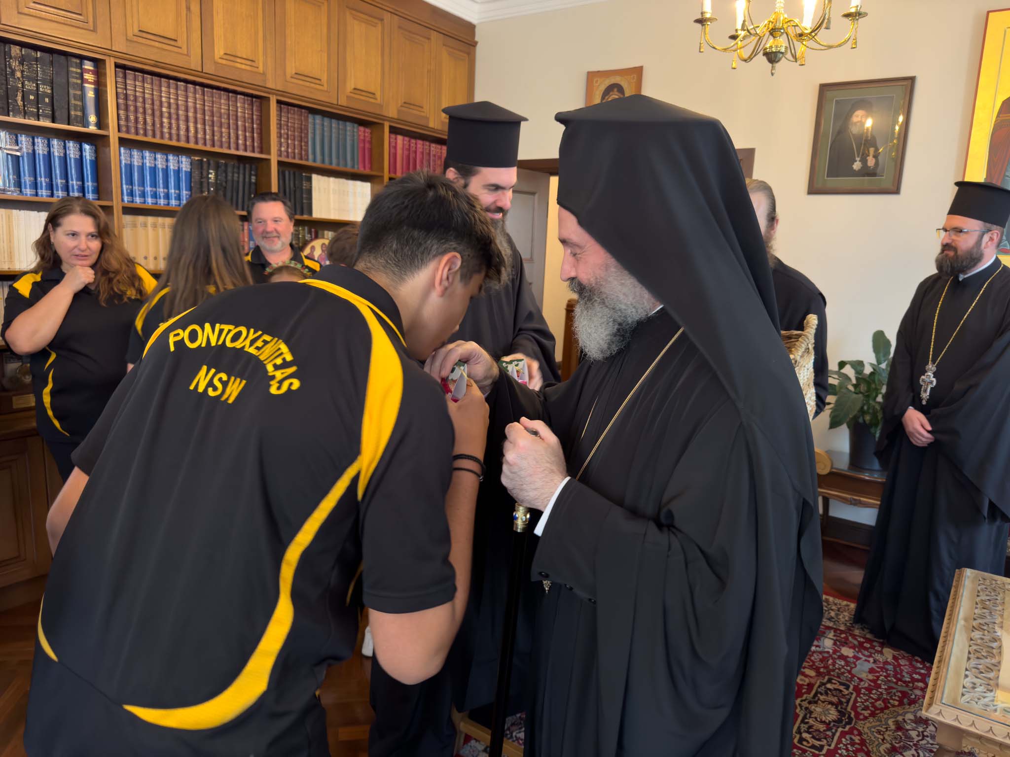 Ο «Ποντοξενιτέας» έψαλε Ποντιακά κάλαντα στον Αρχιεπίσκοπο Αυστραλίας Μακάριο