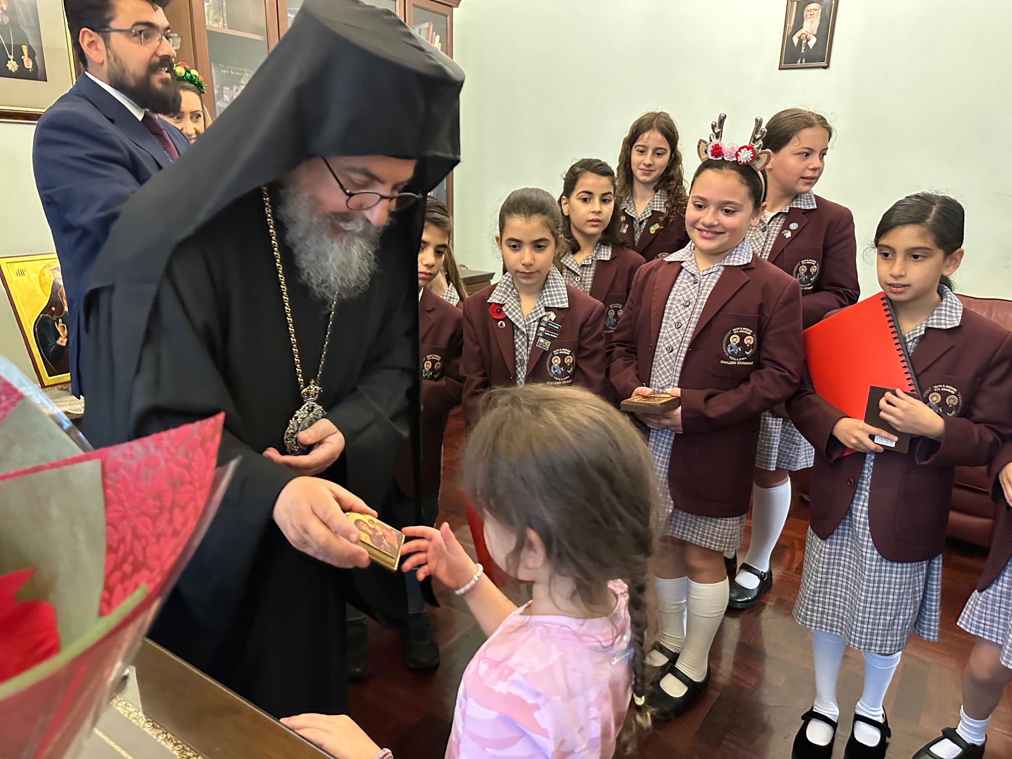 Μαθητές και μαθήτριες του Oakleigh Grammar έψαλαν παραδοσιακά κάλαντα της Χίου στον Επίσκοπο Σωζοπόλεως