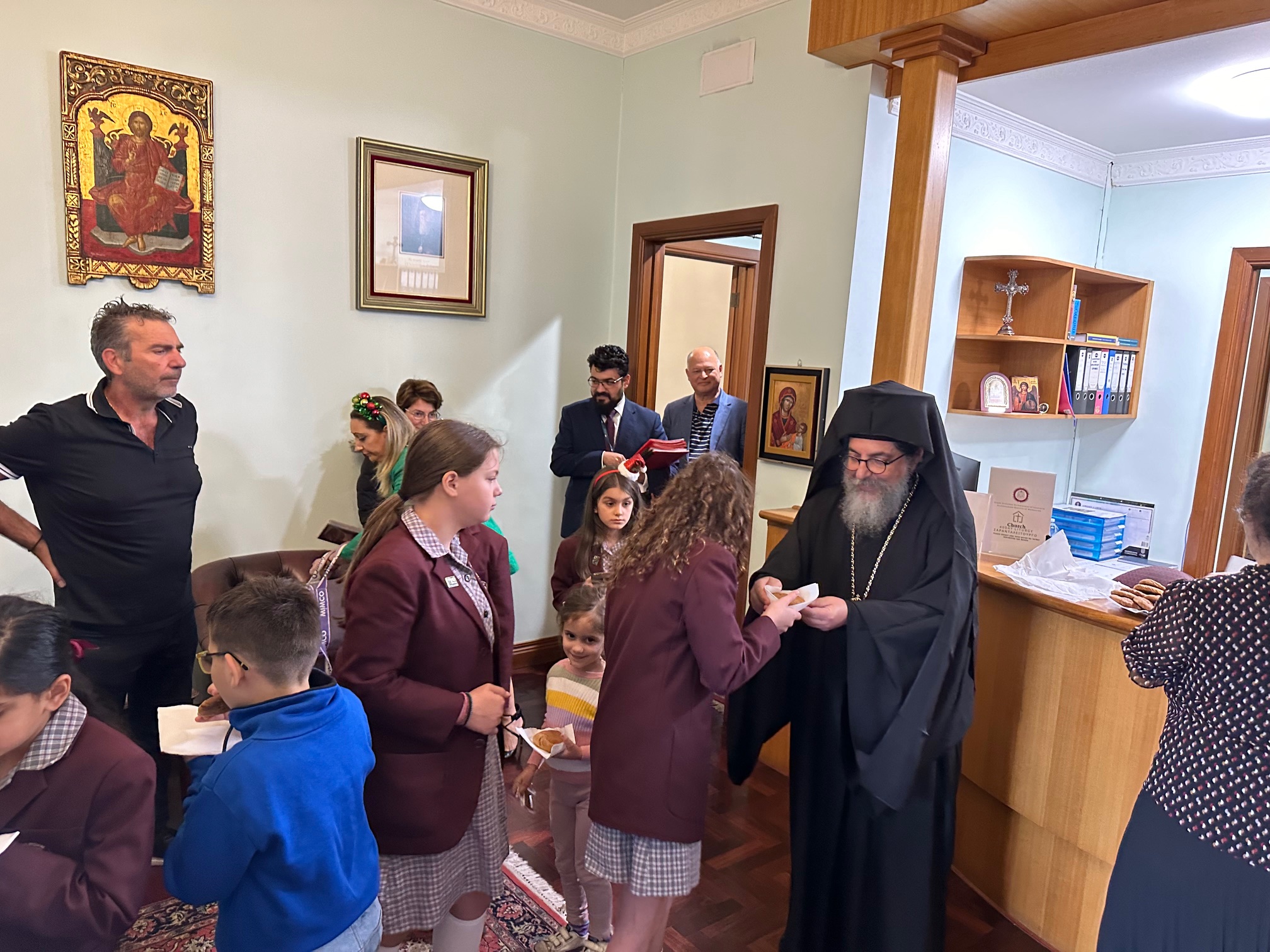 Μαθητές και μαθήτριες του Oakleigh Grammar έψαλαν παραδοσιακά κάλαντα της Χίου στον Επίσκοπο Σωζοπόλεως